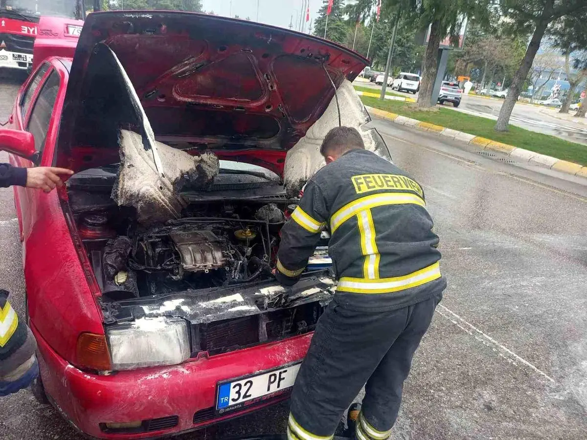 Isparta’da seyir halindeki otomobilin yangını