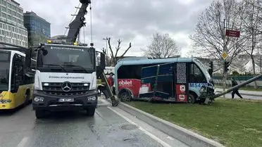 Beyoğlu'nda Minibüs ve Otomobil Çarpışması: 5 Kişi Hafif Yaralı