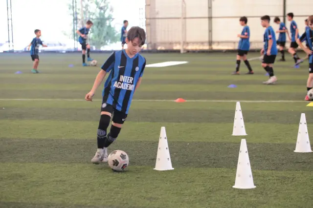 Okul koridorunda Bayram'ın sınıf arkadaşıyla fotoğrafı