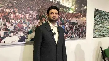 Enes Çelik sahada takımı izliyor