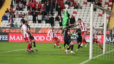 Antalyaspor ile Konyaspor 0-0 Berabere Kaldı, Tribünler Saygı Duruşu Yaptı