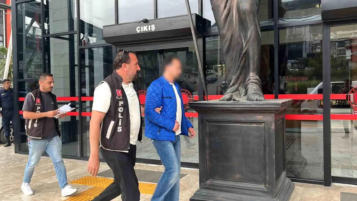 Alanya’da Cumhurbaşkanına Hakaret İddiasıyla Şahıs Gözaltına Alındı