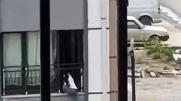 Hatay’da Çocuk Camdan Çıkarak Korkulukta Tehlikeli Anlar Yaşadı