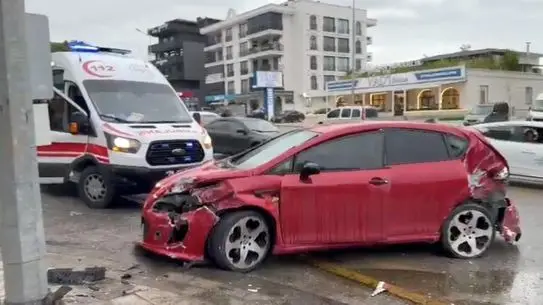 Denizli Merkezefendi'de Zincirleme Trafik Kazası: 4 Yaralı