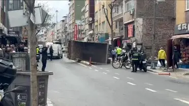 Kağıthane'de kamyon devrildi: inşaat çalışması sırasında oluşan kazanın detayları