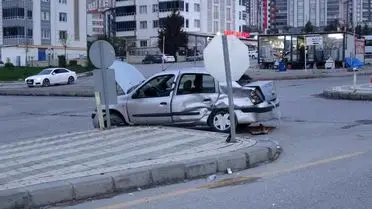 Malatya’da Hafif Ticari Araç ve Otomobil Çarpıştı: 4 Yaralı