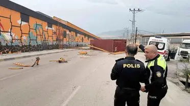 İskenderun’da Şiddetli Fırtına Konteyneri Yola Uçurdu