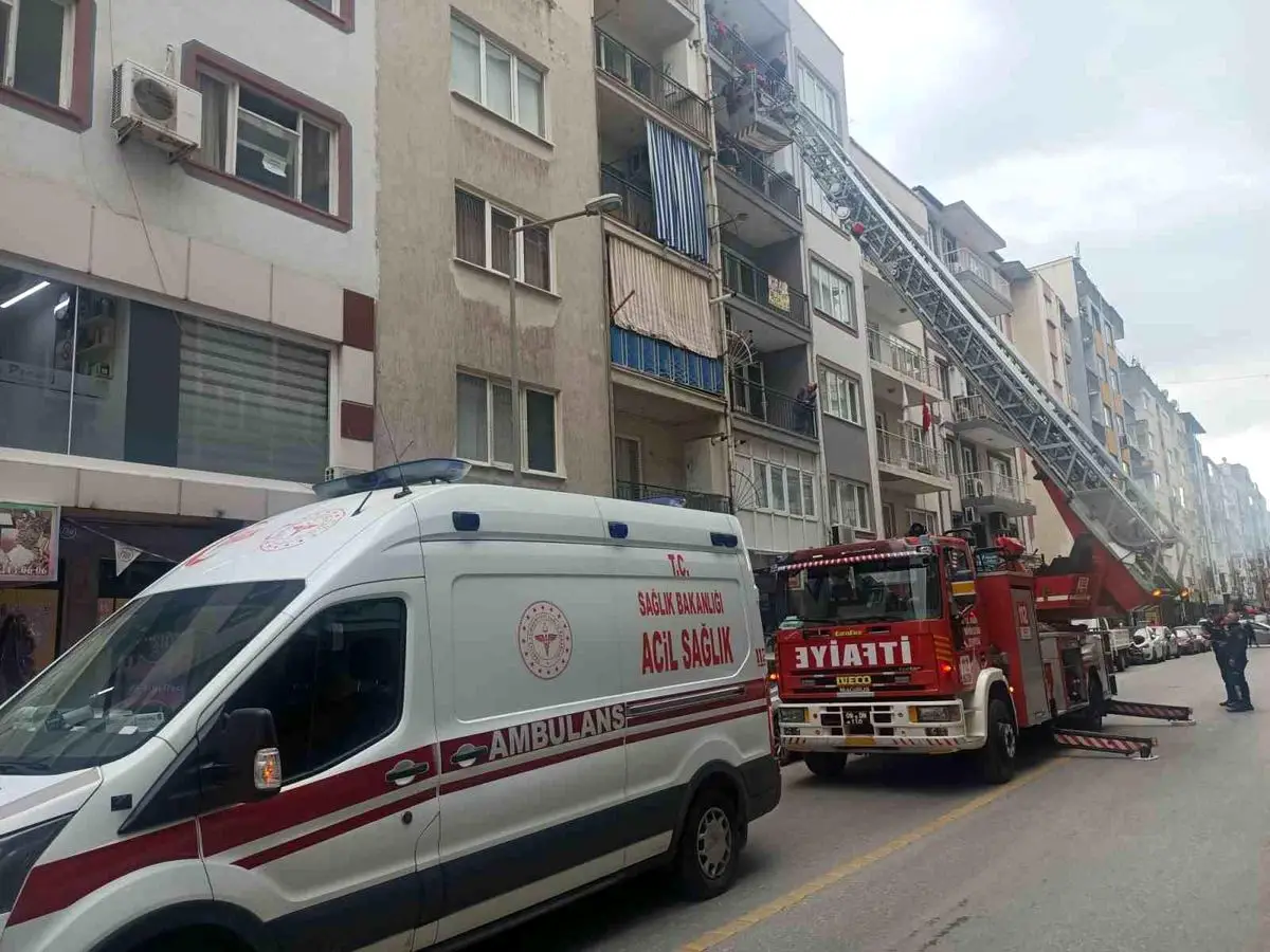 Kırık Ayağıyla Merdivenlerden İniş Yapan Genç, İtfaiyenin Asansörlü Merdivenini Reddetti