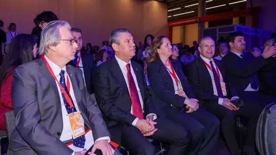 CHP Lideri Özgür Özel, İspanya’da GPM İlerici Kentler Oturumuna Katıldı
