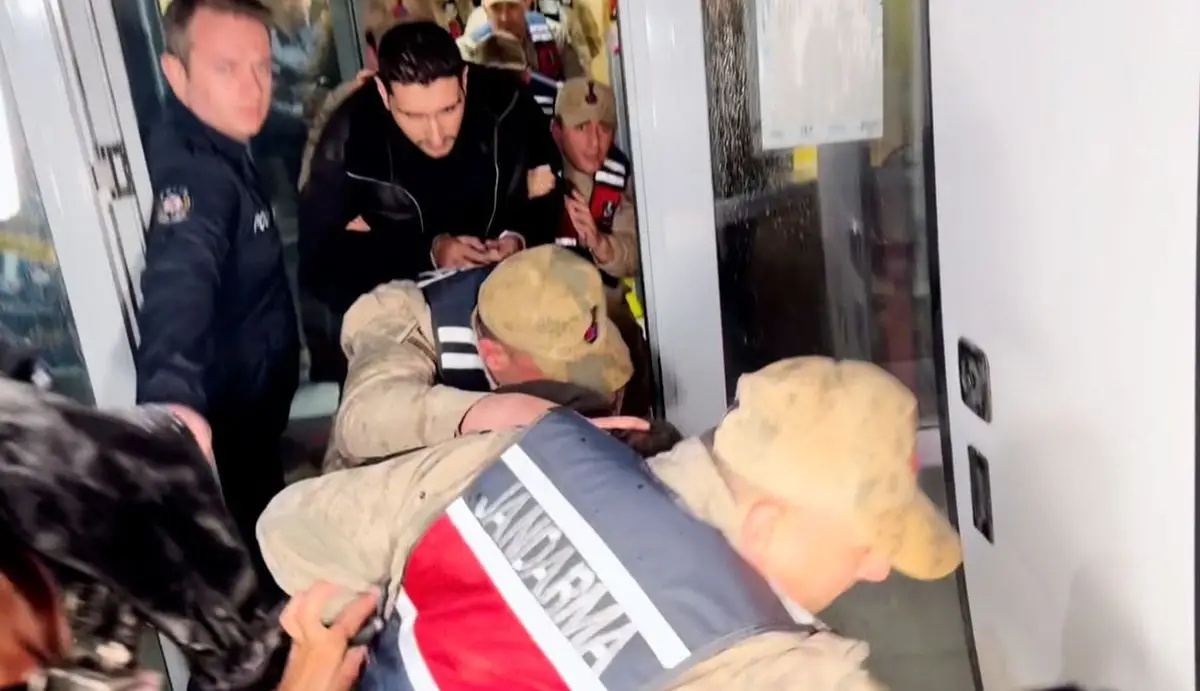 Adliye Önünde Kalabalığın Öfkesi: Tutuklu Valinin Oğluyla Gergin Anlar