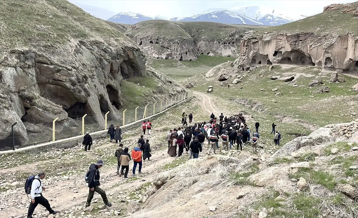 Kars’ta Turizm Haftası’na Özel Ani Ören Yeri’nde Doğa Yürüyüşü
