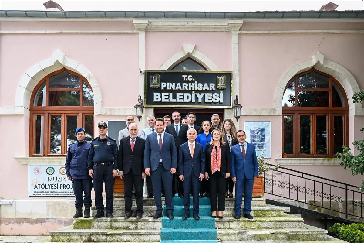 Kırklareli Valisi Uğur Turan, Pınarhisar Belediyesi'ni Ziyaret Etti ve Başarılarını Kutladı