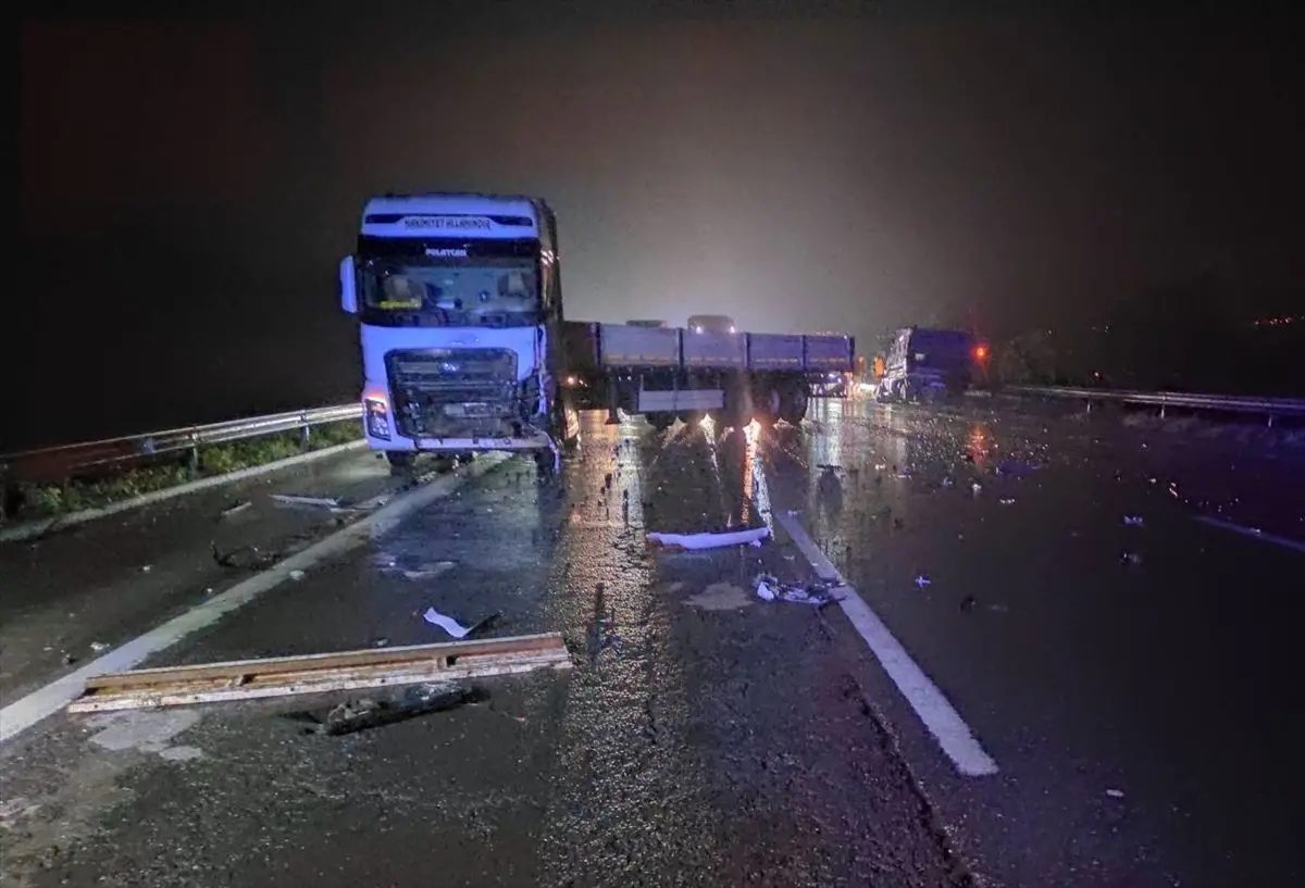 TAG Otoyolu'nda Çekici ile Kamyonet Çarpıştı: 1 Ölü, 1 Yaralı