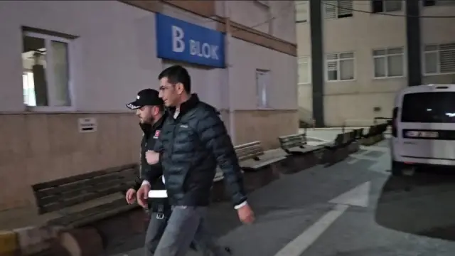 Soruşturma ekibi belgeleri inceliyor