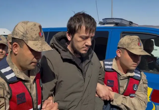 Mahkeme salonunda oturan hakimlar