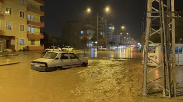 Adıyaman ve Kilis'te Şiddetli Sağanaklar Yol Açtığı Su Taşkınları ve Ulaşım Kesintileriyle Mücadele Ediyor
