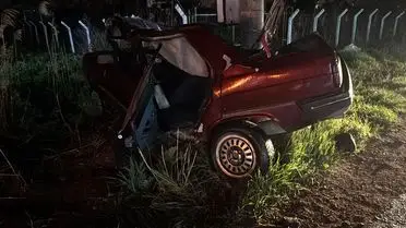 Kütahya’nın Tavşanlı İlçesinde Şiddetli Yağış Sonrası Otomobil Beton Direğe Çarptı: Sürücü Hayatını Kaybetti