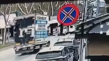 Beyoğlu'nda Dolmuş Çarpması: 5 Yaralı ve Olayın Görüntüleri Yayında