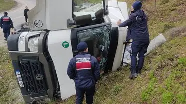 İnegöl'de Su Yüklü Tır Devrildi: Sürücü Hastaneye Sevk Edildi