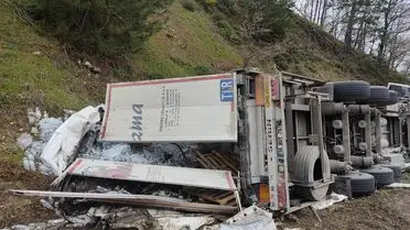 İnegöl’de Freni Boşalan TIR Yoldan Çıkarak Devrildi, Sürücü Yaralandı