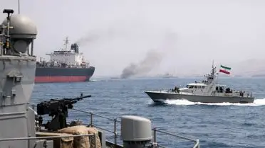 İran Savunma Botları Hürmüz Boğazı'nda İki Gemiye Ateş Açtı