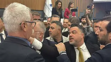 İzmir Büyükşehir Meclisi'nde Parti Çatışması Gerginliğe Dönüştü