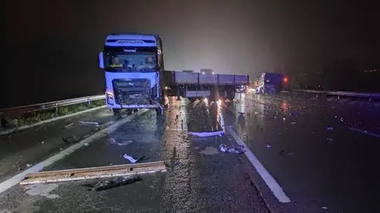 Kaza anındaki kamyonet ve çekici