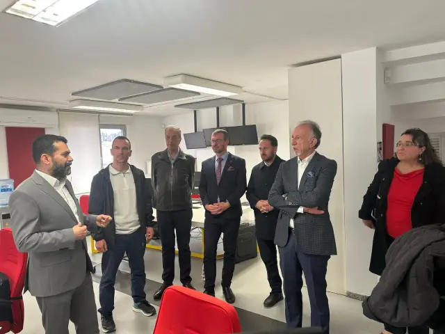 Buluşma sırasında konuşma yapan akademisyenler