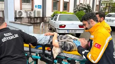 Adıyaman Kahta’da Kontrolden Çıkan Araç Elektrik Direğine Çarparak 3 Kişiyi Yaraladı