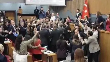 İzmir Büyükşehir Belediyesi Meclisinde 2025 Faaliyet Raporu Oylamasında Gerginlik ve Arbede