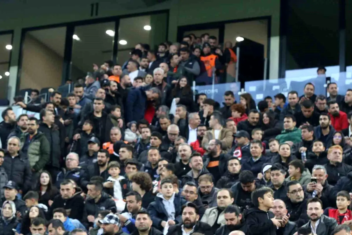 Eryaman Stadyumu'nda VIP Tribün Kalabalığı Maç Atmosferini Gölgeler