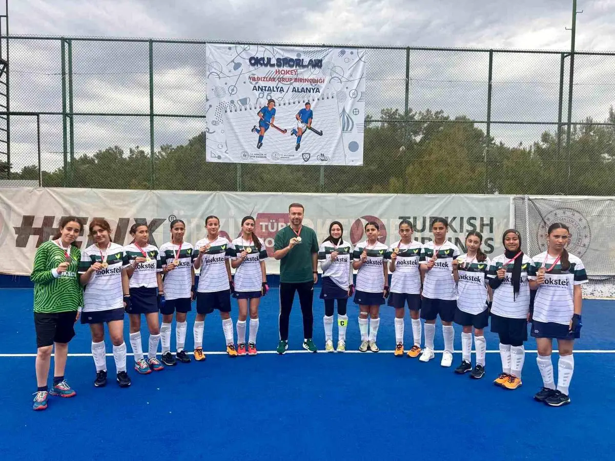 Manisa’nın Kız Hokey Takımı Antalya’da Namağlup Şampiyonluğa Ulaştı
