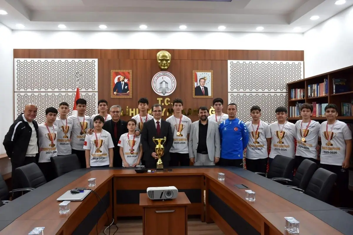 Manisa'nın 50. Yıl Ortaokulu Hentbol Takımı Niğde Finalinde Türkiye Şampiyonu Oldu