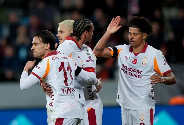 Galatasaray taraftarları sevince koşuyor