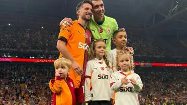 Galatasaray Eski Kaptanları Muslera ve Mertens Takımla Görüntülü Görüşme Yapıp Moral Verdi