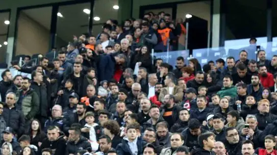 VIP tribün dolu görüntüsü