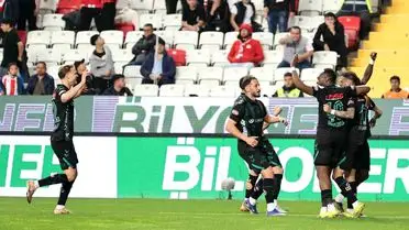 Konyaspor, Antalyaspor'u 2-0 Mağlup Ederek Süper Lig'de Zirveye Tırmandı