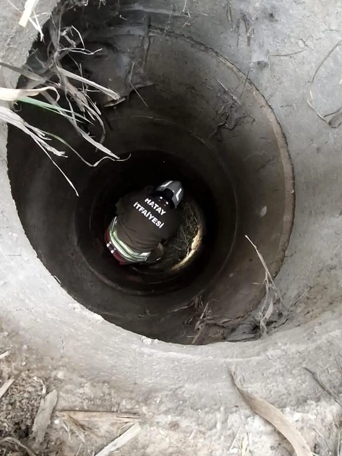 Antakya'da 4 Metre Derin Kuyuya Düşen Köpek İtfaiye Ekipleriyle Kurtarıldı