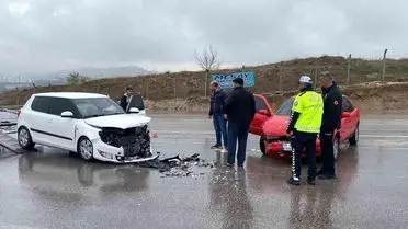 Elazığ'da İki Otomobil Çarpıştı: 3 Yaralı