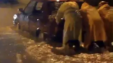 Şiddetli Yağışta Adana’da Minibüs Kazası: 4 Yolcu İtfaiye Ekibi Tarafından Kurtarıldı