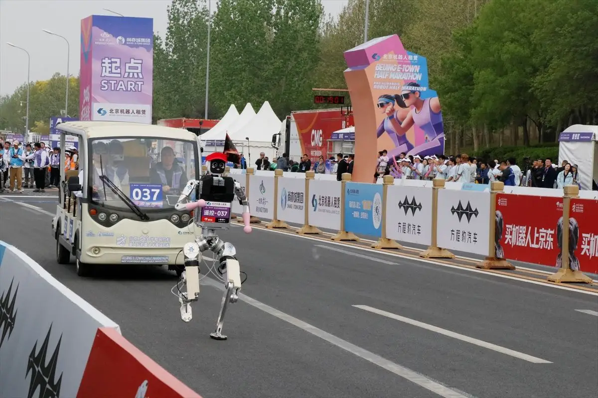 Çin’in Gelişmiş İnsansı Robotları Yarı Maraton Rekorunu Kırdı