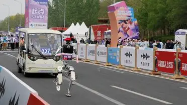 Çin’in Gelişmiş İnsansı Robotları Yarı Maraton Rekorunu Kırdı