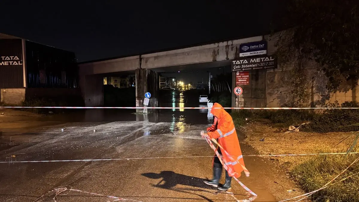 Adana’da Şiddetli Sağanak, Trafiği Felç Etti ve 4 Kişi Kurtarıldı