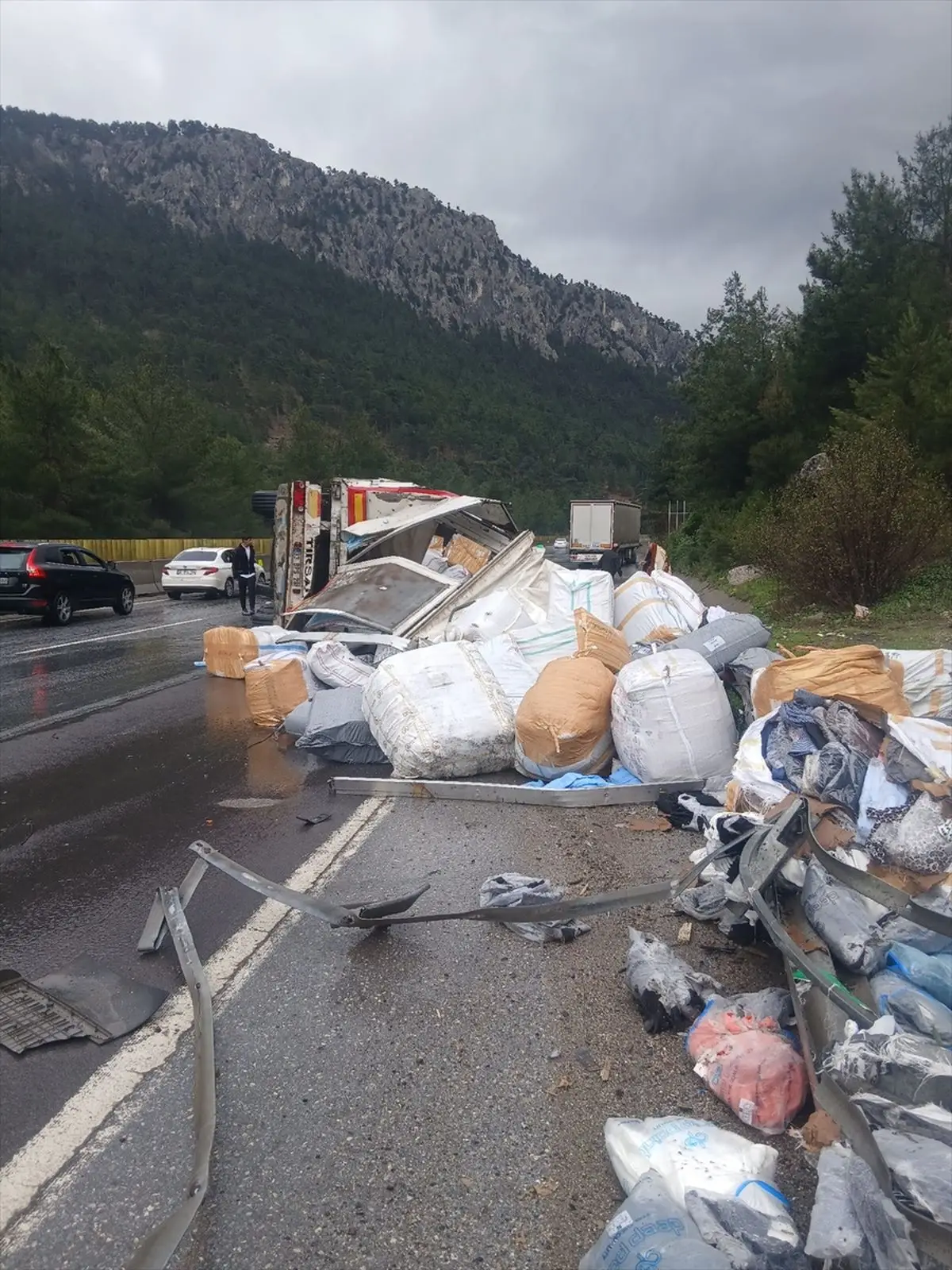 Tarsus otoyolunda devrilen tır