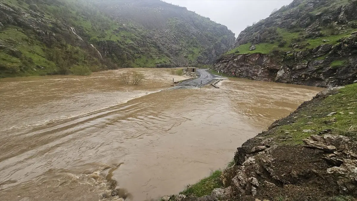 Şemdinli‑Derecik Karayolu Aşırı Yağışla Su Altında Kaldı, Ulaşım Durma Noktasına Geldi