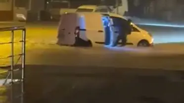 Adana’da Şiddetli Yağış Seline Dönüştü, Minibüsteki Çocuklar Zamanında Kurtarıldı