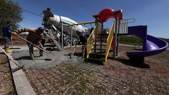 Elazığ Ağın’da Çocuk Parkı Zemini Betonla Güçlendirildi