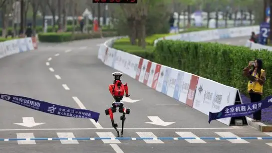 Beijing E-Şehir Yarı Maratonu'nda İnsansı Robotlar Rekor Kırdı
