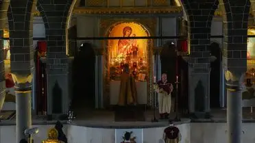 Paskalya ayini sırasında Surp Giragos Kilisesi içi