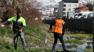 Van Gölü’nde İnci Kefali Göçü İçin 2,5 Ton Atık Temizlendi